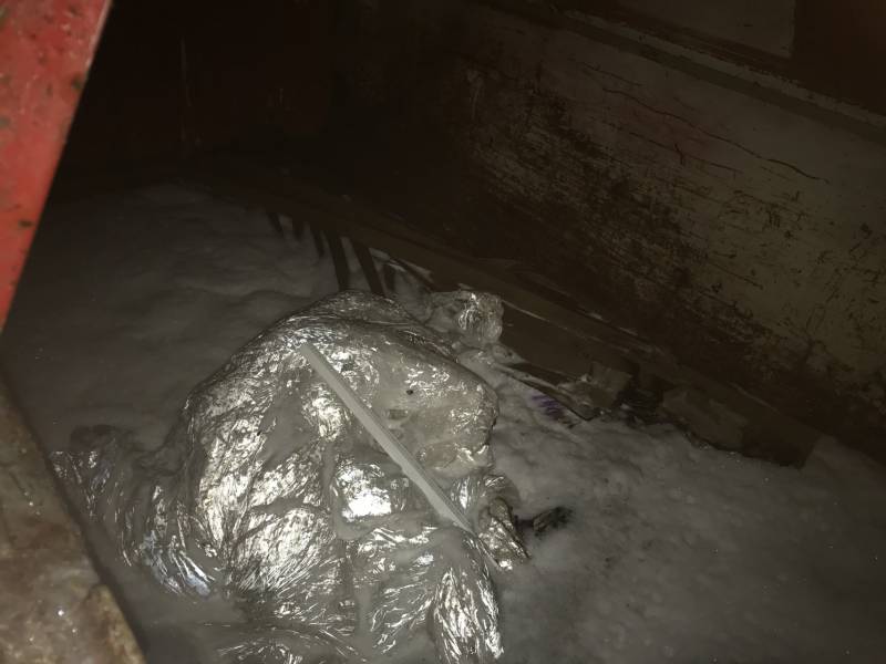 Bouwcontainer met isolatiematriaal in brand