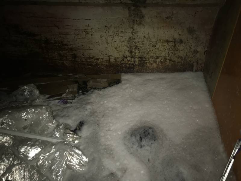 Bouwcontainer met isolatiematriaal in brand