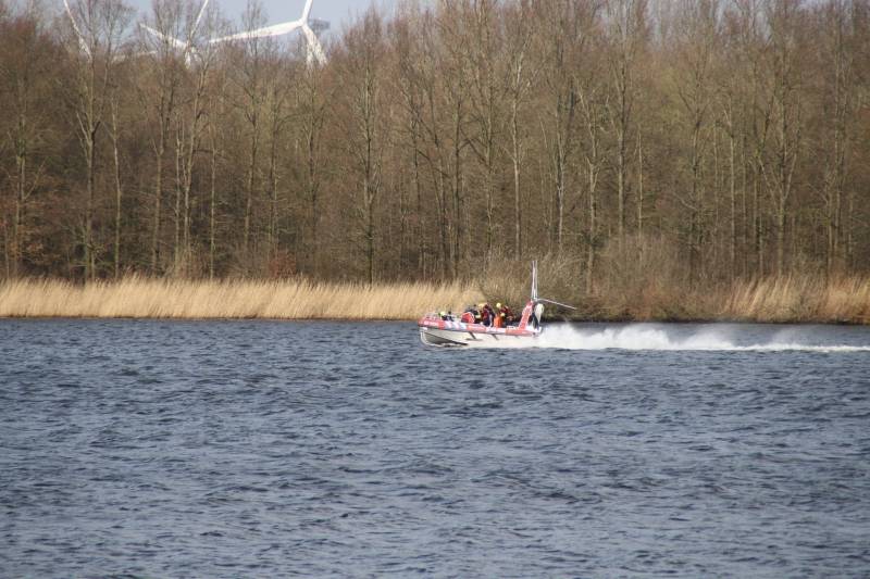 Foto-update: #Nijkerk Grote inzet voor brand op vaartuig Nekkeveld Nijkerk.: