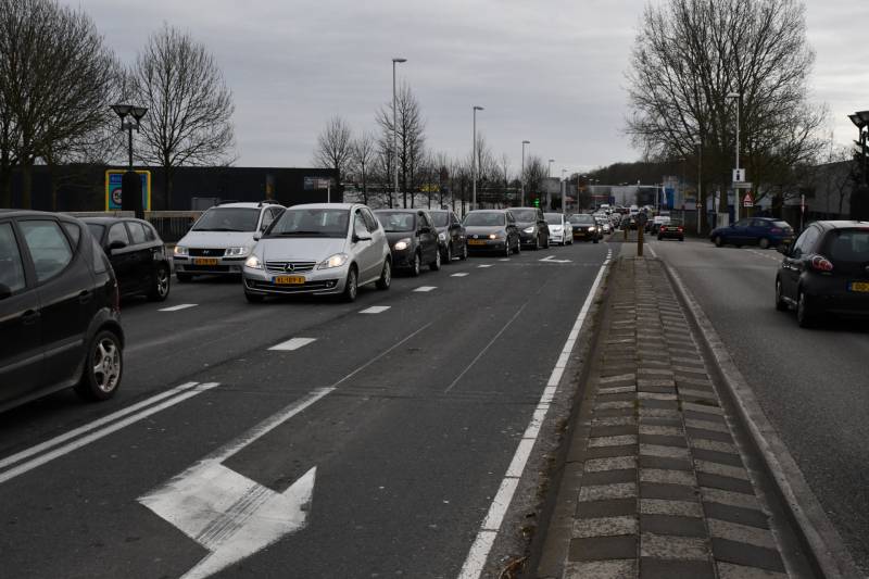 Twee auto's botsen op kruising