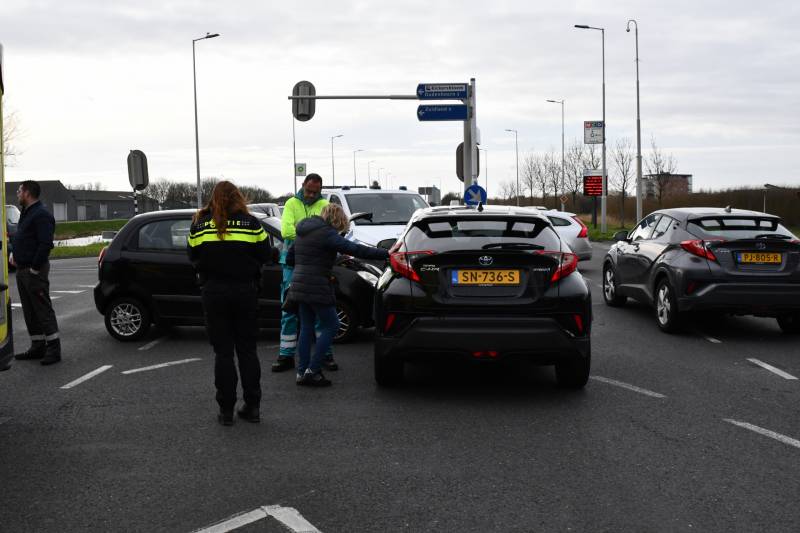 Twee auto's botsen op kruising