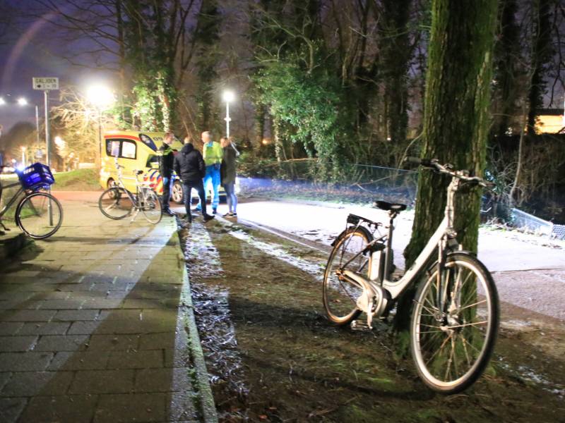 Fietser buiten westen na val op fietspad