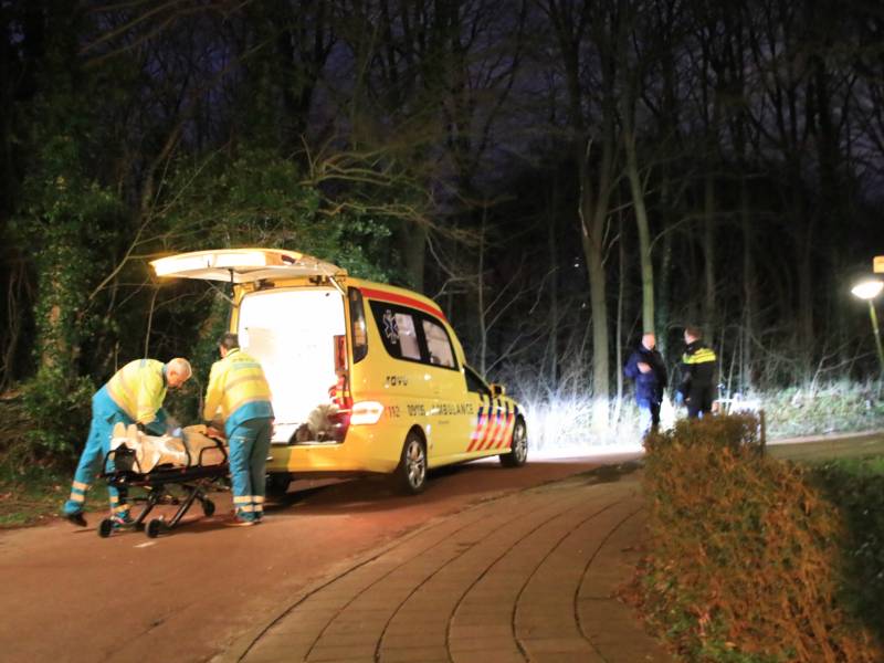 Fietser buiten westen na val op fietspad