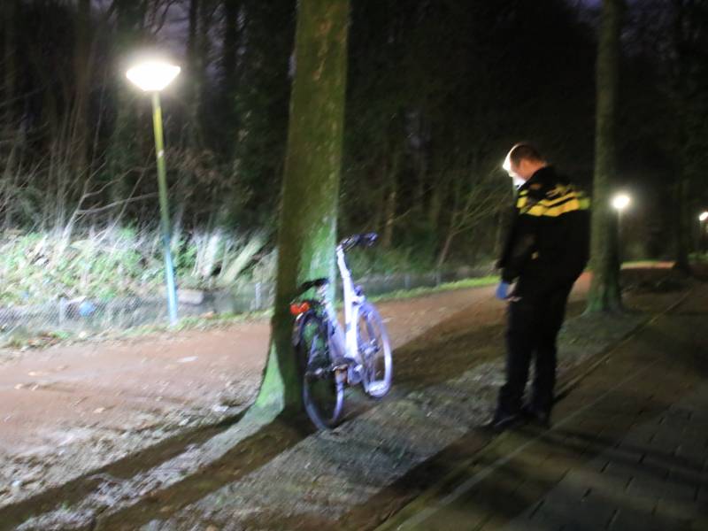 Fietser buiten westen na val op fietspad