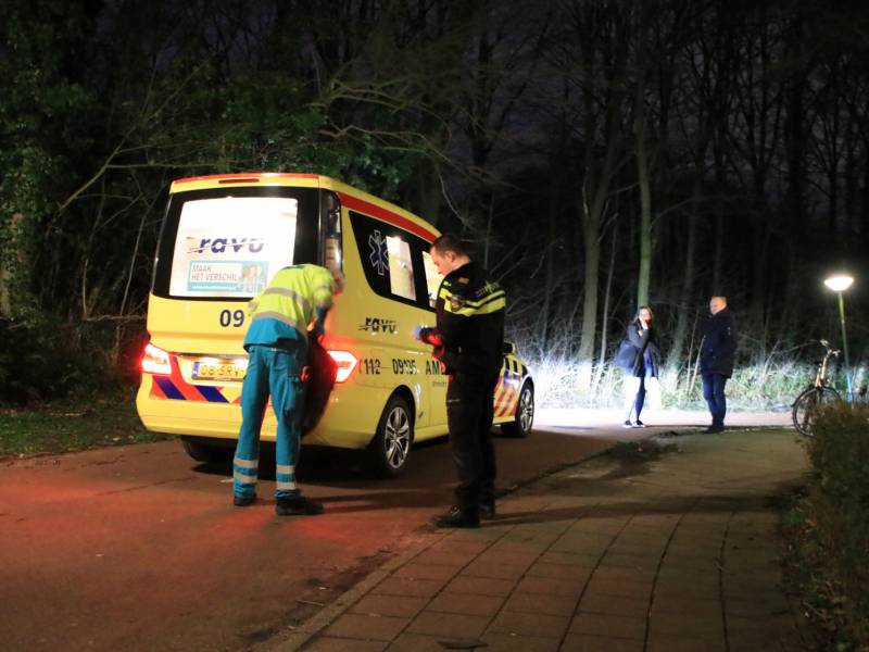Fietser buiten westen na val op fietspad