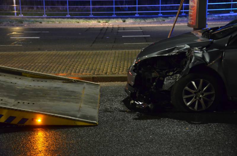 Auto zwaarbeschadigd na botsing tegen bloembak