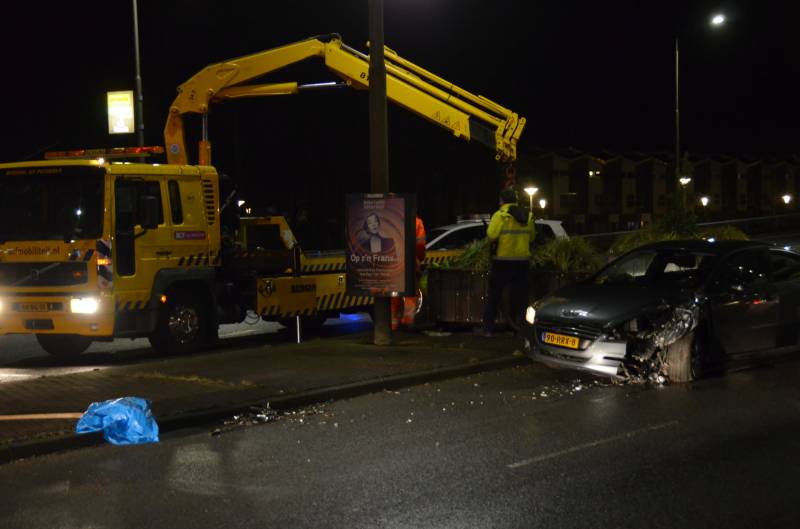 Auto zwaarbeschadigd na botsing tegen bloembak