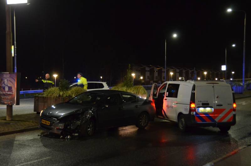 Auto zwaarbeschadigd na botsing tegen bloembak