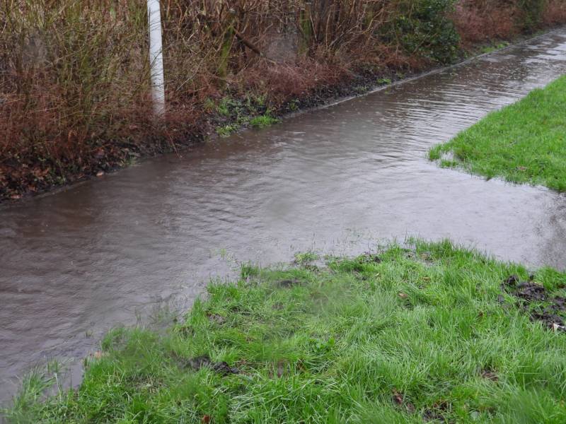 Stoepen overstromen door verstopte putten