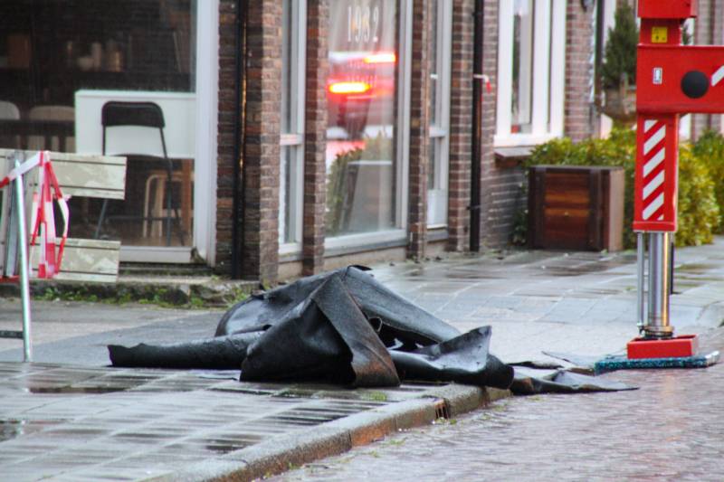 Dakbedekking laat los door harde wind