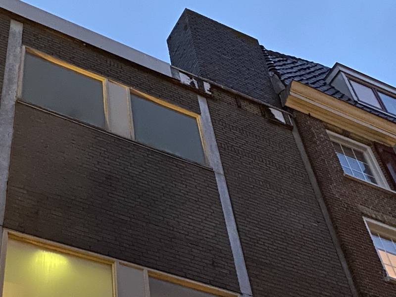 Gevelplaat pand losgewaaid