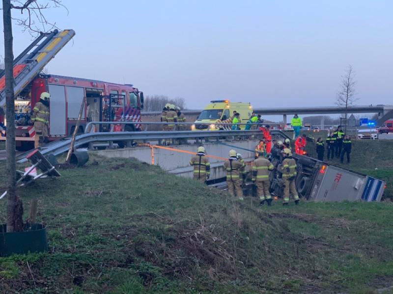 Bestelbus raakt van de weg en belandt te water