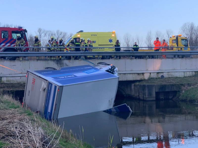Bestelbus raakt van de weg en belandt te water