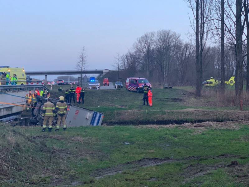 Bestelbus raakt van de weg en belandt te water
