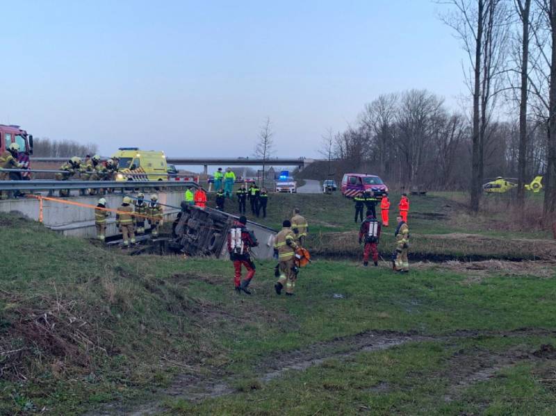 Bestelbus raakt van de weg en belandt te water