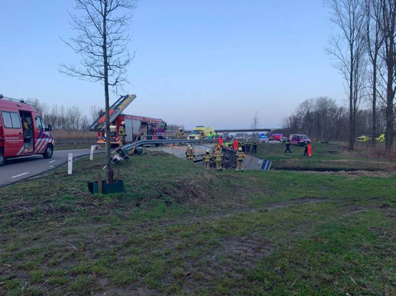 Bestelbus raakt van de weg en belandt te water