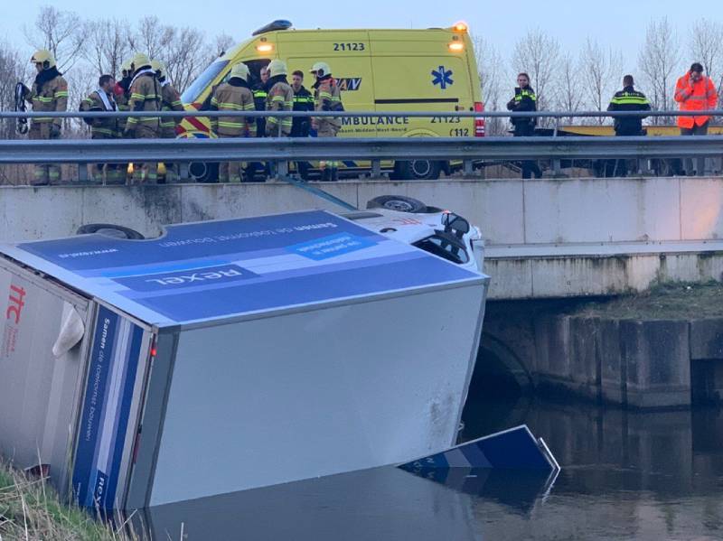 Bestelbus raakt van de weg en belandt te water