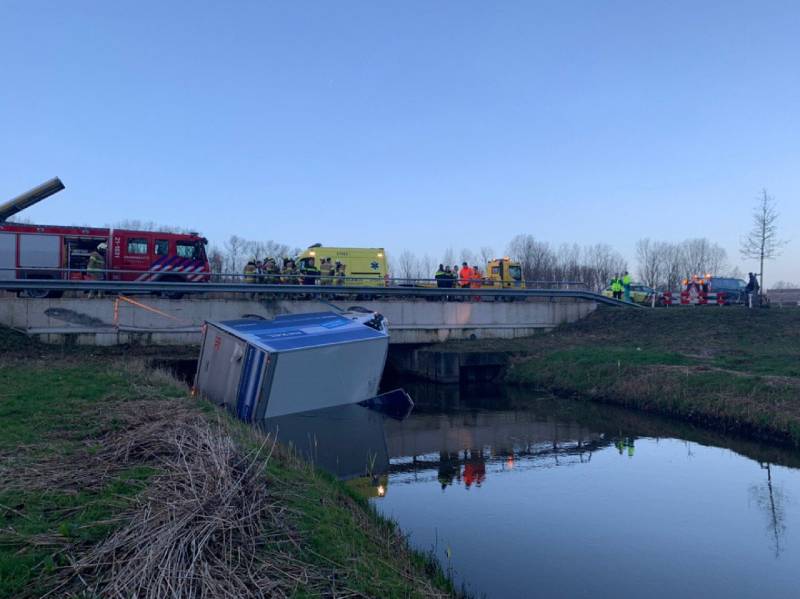 Bestelbus raakt van de weg en belandt te water