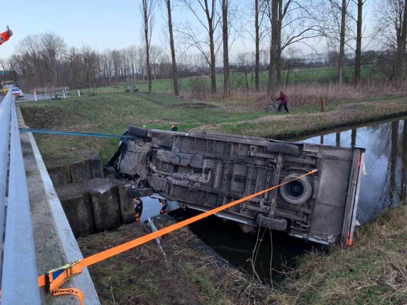 Bestelbus raakt van de weg en belandt te water