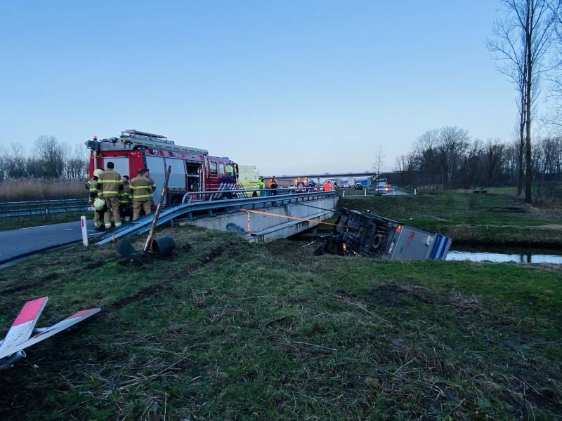 Bestelbus raakt van de weg en belandt te water