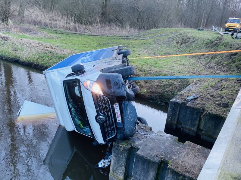 Bestelbus raakt van de weg en belandt te water