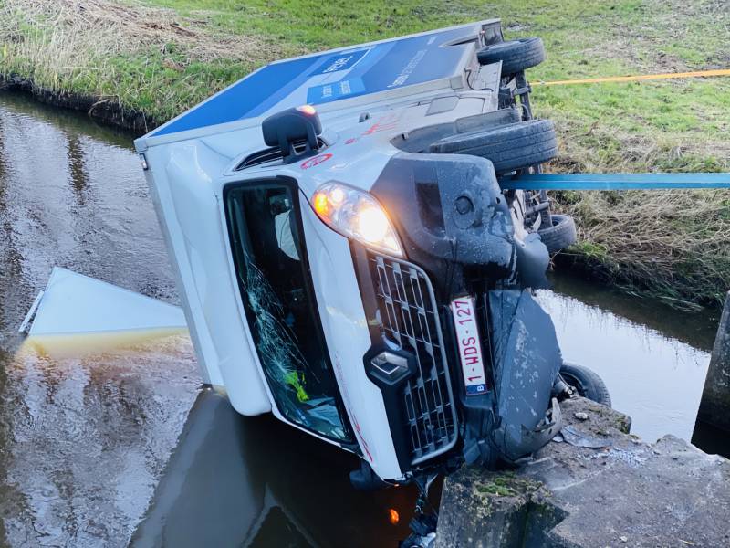 Bestelbus raakt van de weg en belandt te water