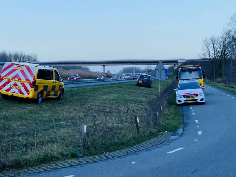 Bestelbus raakt van de weg en belandt te water