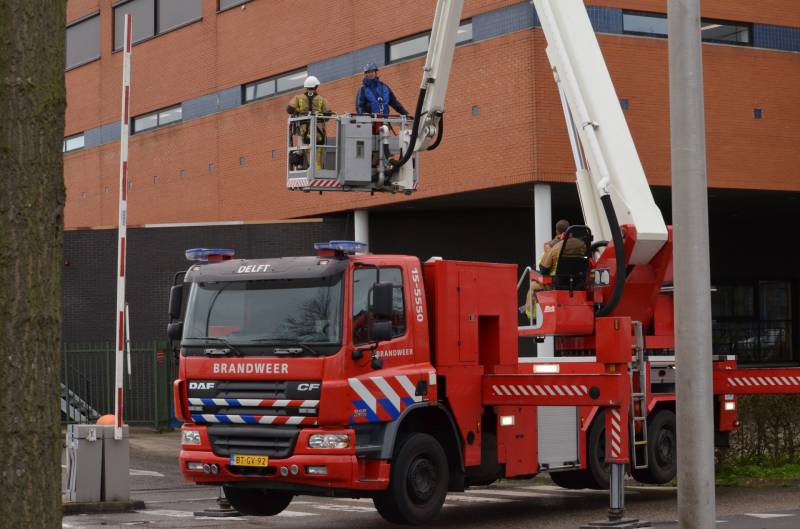 Dakplaat Albert Heijn Distributiecentrum door harde wind losgelaten