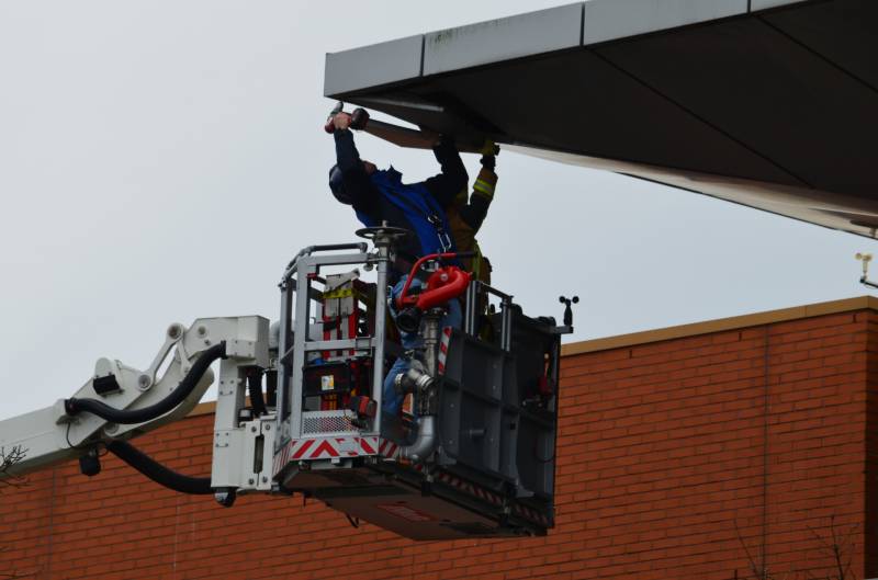 Dakplaat Albert Heijn Distributiecentrum door harde wind losgelaten