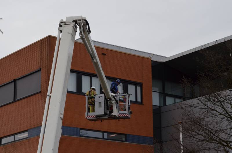 Dakplaat Albert Heijn Distributiecentrum door harde wind losgelaten