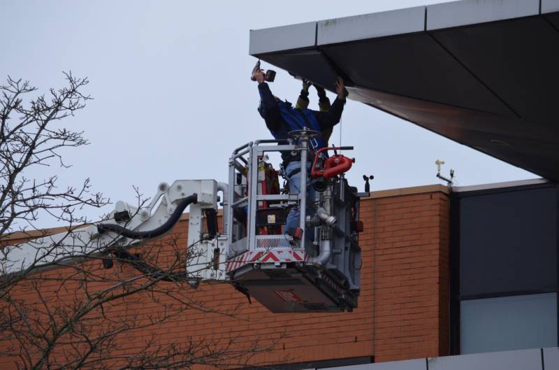 Dakplaat Albert Heijn Distributiecentrum door harde wind losgelaten
