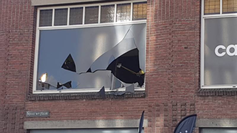 Raam gesprongen door harde wind