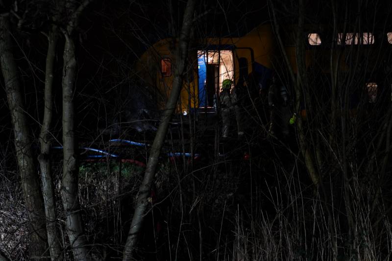 Dode na ongeval met trein, auto vliegt in brand