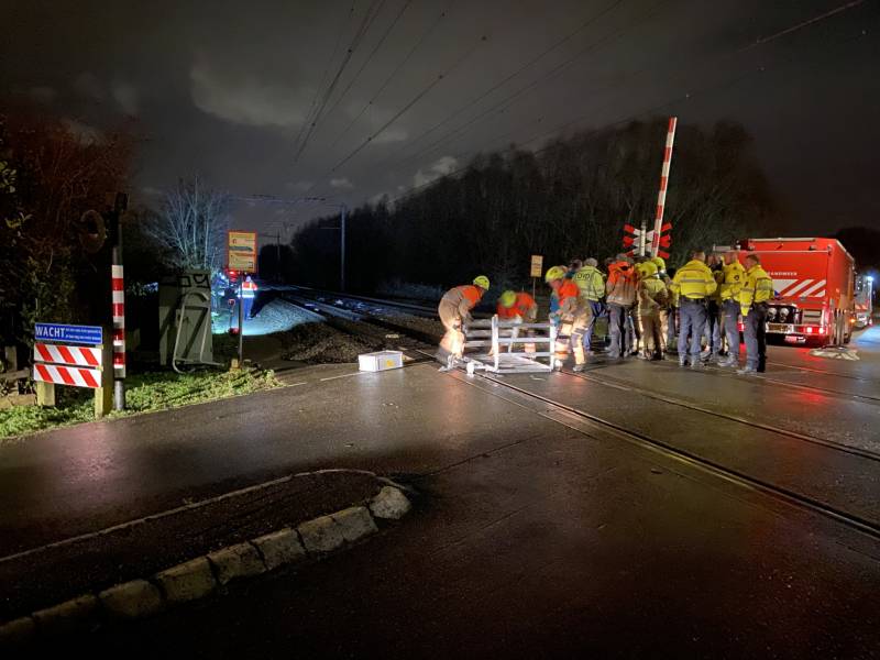 Dode na ongeval met trein, auto vliegt in brand
