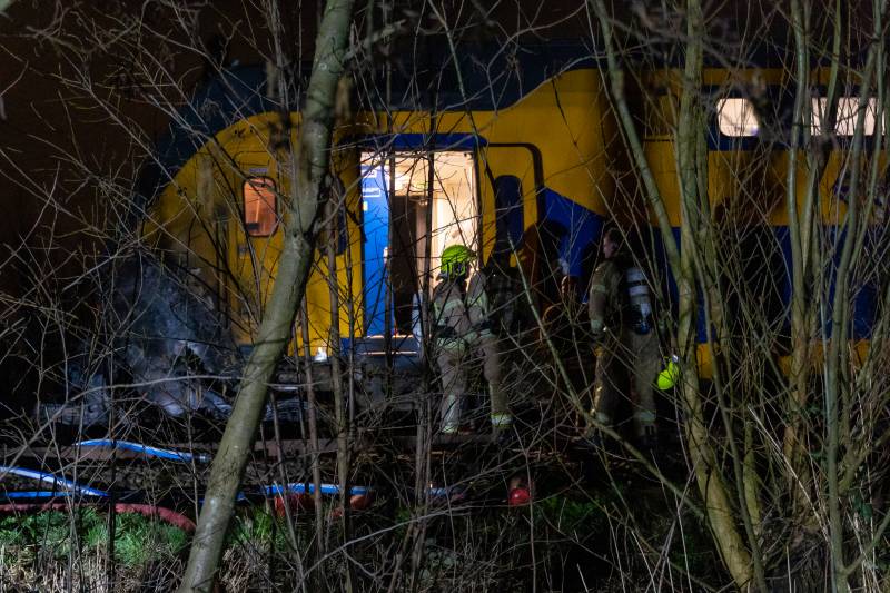 Dode na ongeval met trein, auto vliegt in brand
