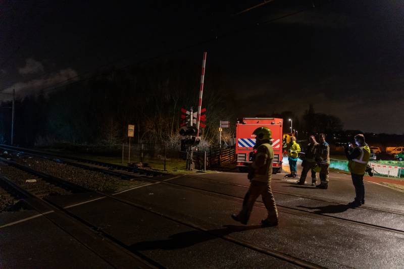 Dode na ongeval met trein, auto vliegt in brand