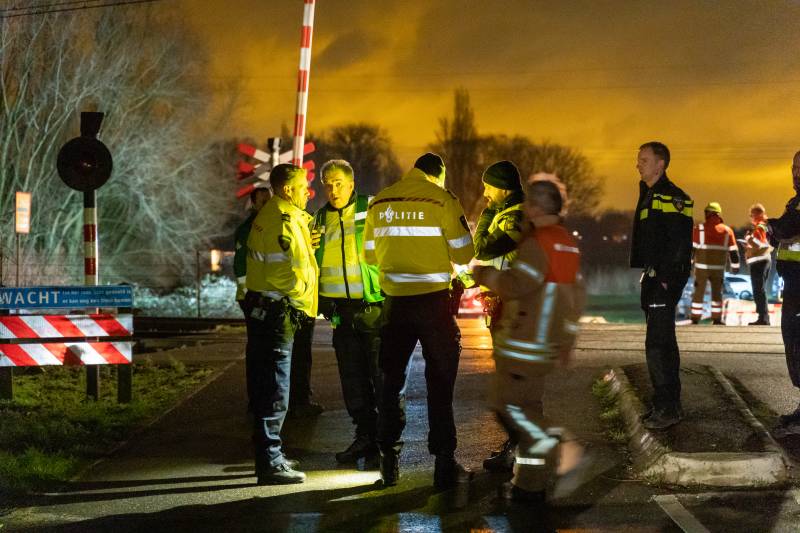 Dode na ongeval met trein, auto vliegt in brand