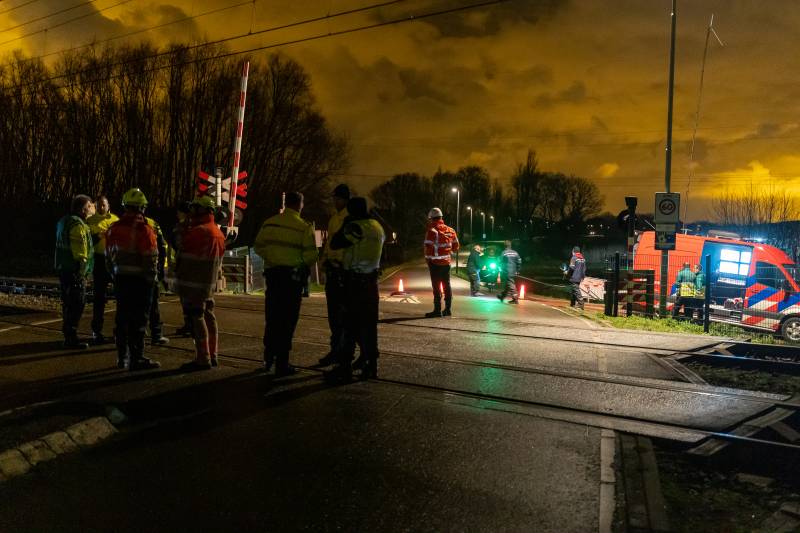 Dode na ongeval met trein, auto vliegt in brand