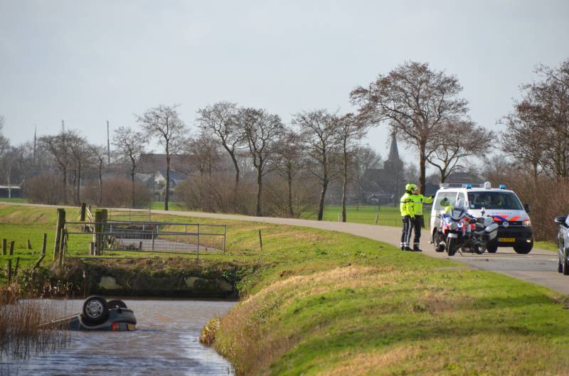 Auto slaat over de kop en raakt te water