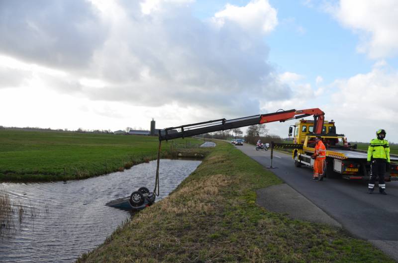Auto slaat over de kop en raakt te water