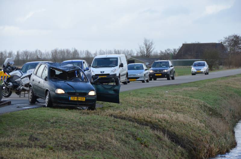 Auto slaat over de kop en raakt te water