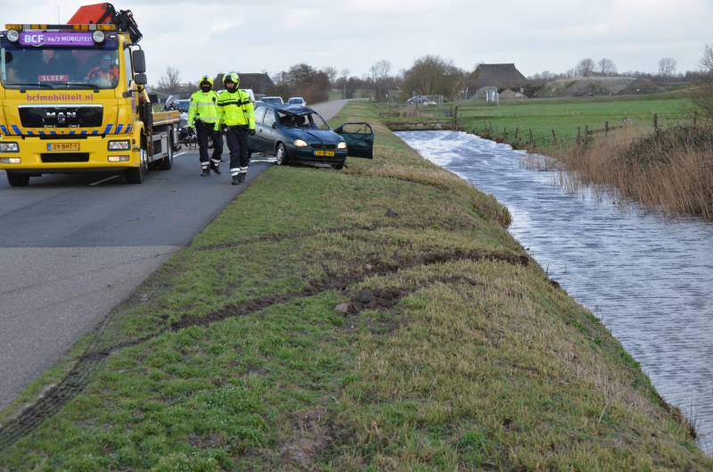 Auto slaat over de kop en raakt te water
