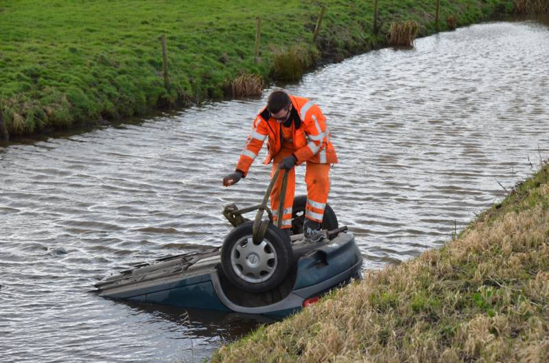 Auto slaat over de kop en raakt te water
