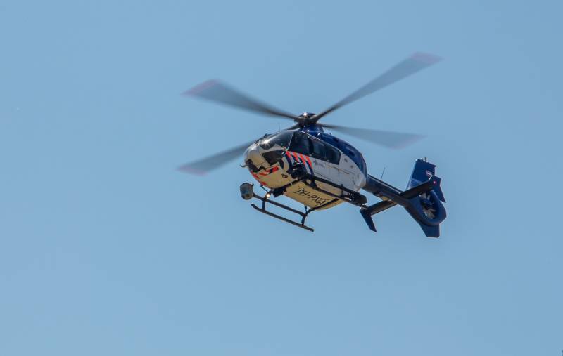 Autodief crasht tegen betonblok na achtervolging