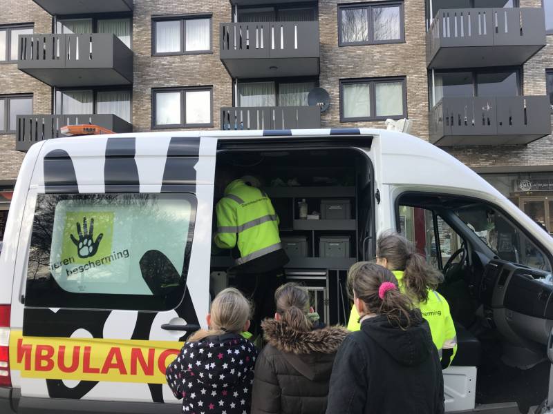 Kinderen vangen samen met politie ontsnapte hond