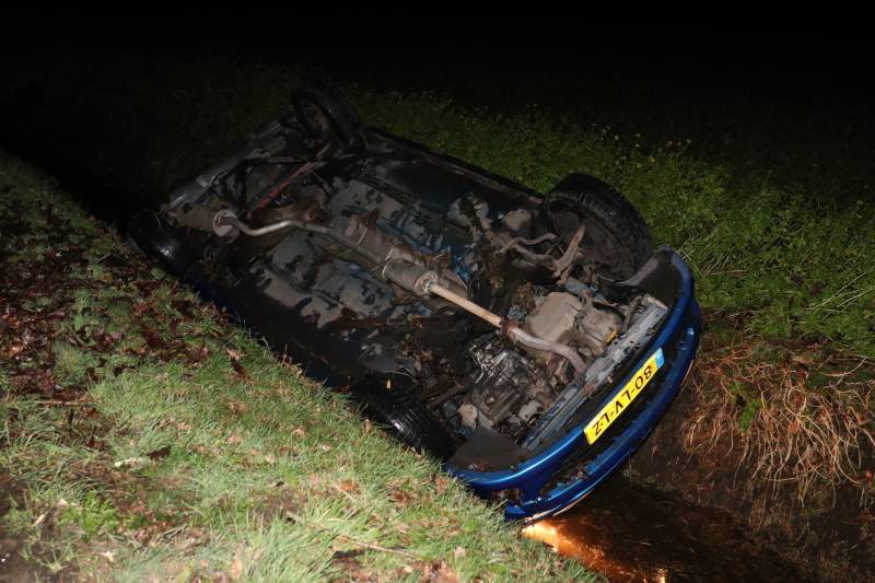 Auto belandt in de sloot