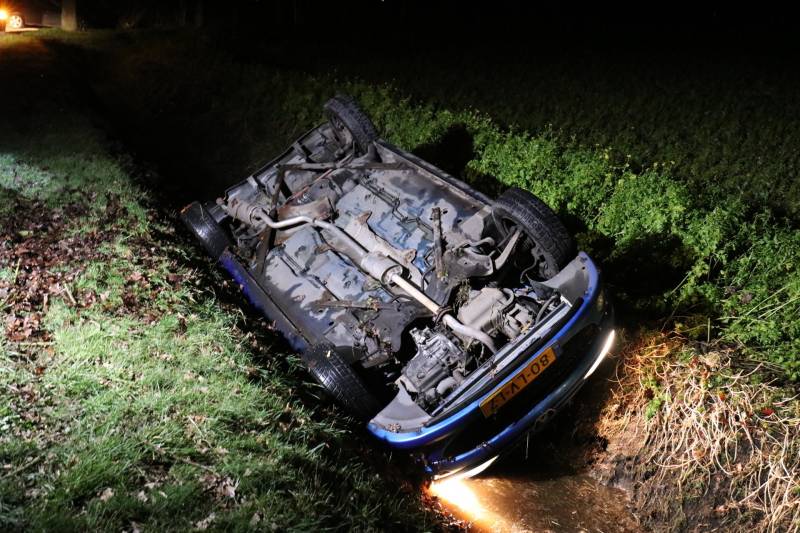 Auto belandt in de sloot
