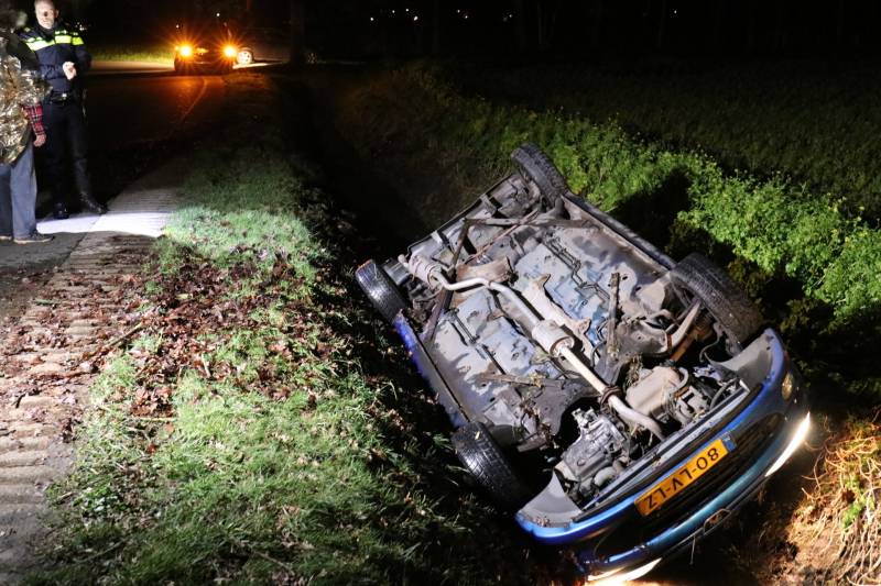 Auto belandt in de sloot