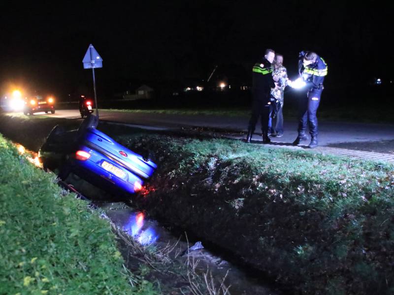 Auto belandt in de sloot