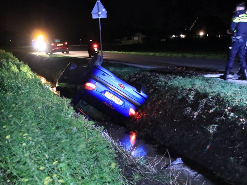 Auto belandt in de sloot